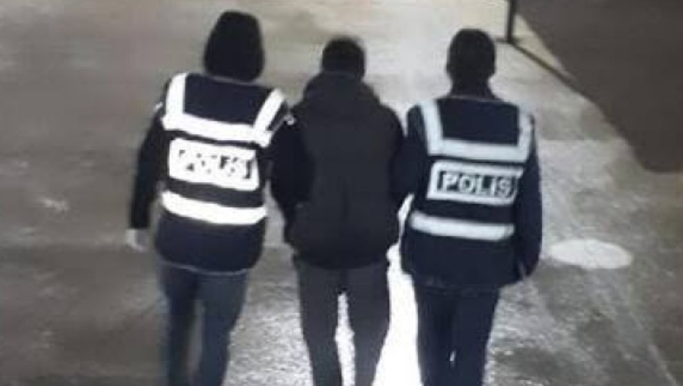 Polisi görünce çatıya kaçan hırsız yakalandı