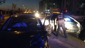 2 otomobilin çarpışması sonucunda 3 kişi yaralandı