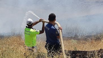 Doğanşehir'deki yangına polis müdahalesi 