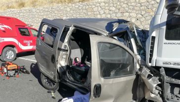 Malatya'da hafif ticari araç ile TIR çarpıştı, 6 ölü