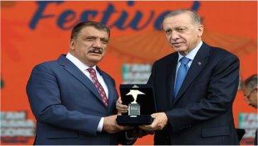 Gürkan'a ödülünü Cumhurbaşkanı Erdoğan Verdi 