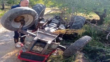 Malatya'da ters dönen traktör ve otomobilin sürücüsü yaralandı