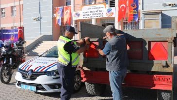 Malatya'da traktörlere reflektör takılıyor