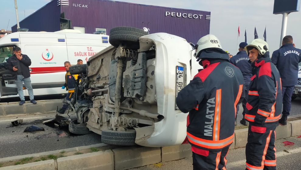 Otomobil akla atarak yan yattı, 2 kişi yaralandı.