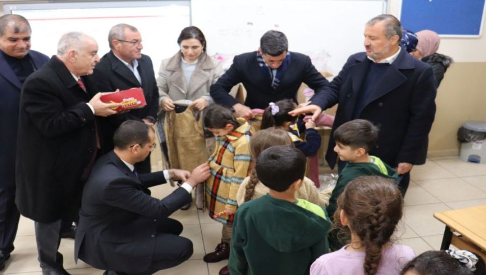 Pütürge ve Doğanyol'da ilkokula giden tüm öğrencilere mont dağıtımı yapıldı