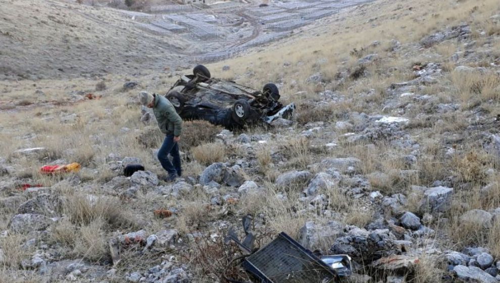 Şarampole yuvarlanan otomobilde bulunan 3 kişi yaralandı.