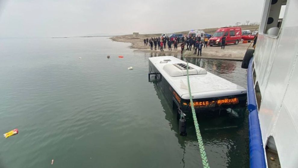 Halk otobüsü iskelede baraj gölüne düştü