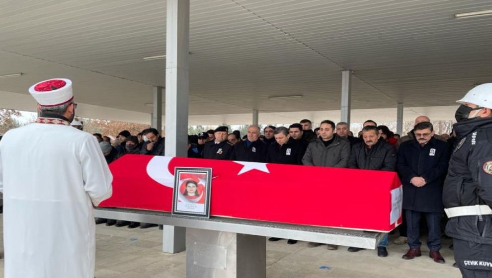 Kocasının öldürdüğü polis memuru toprağa verildi