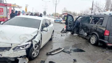 Malatya'da otomobil ile minibüsün çarpıştığı kazada 3 kişi yaralandı 