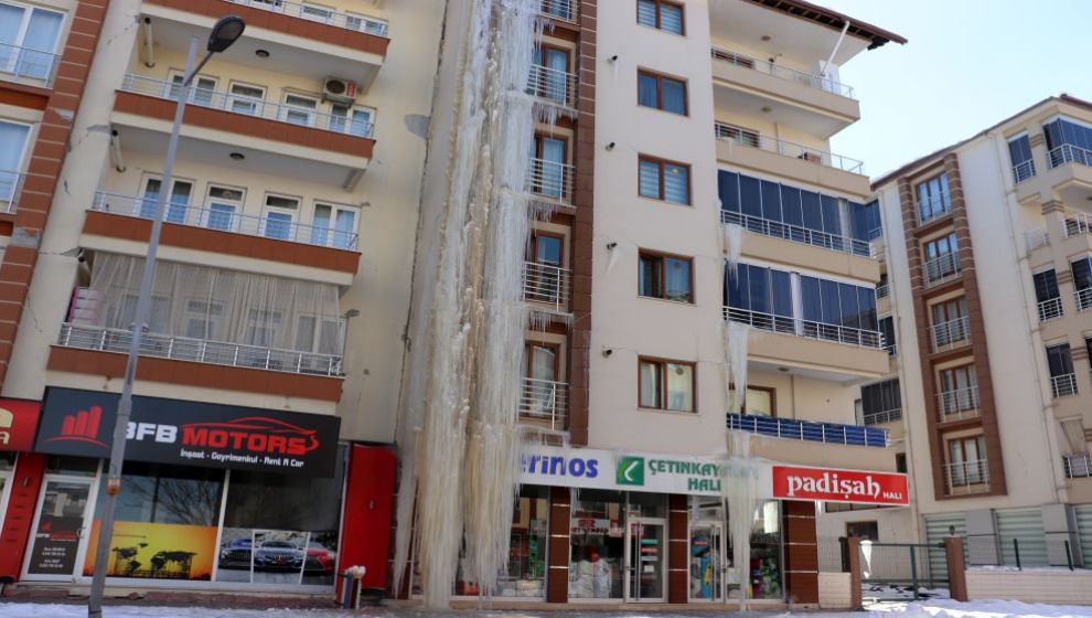 Deprem sonrası Apartman Şelalesi