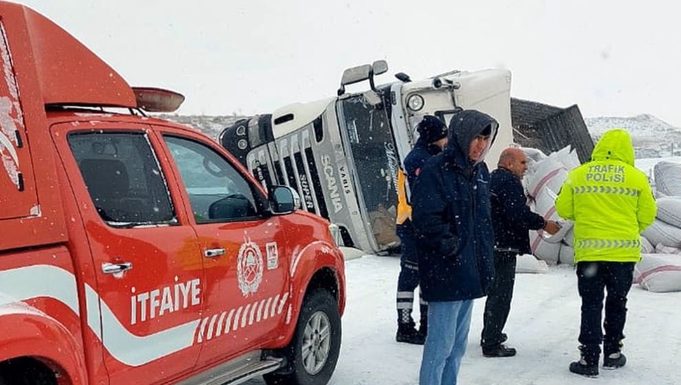 Kamyon devrildi, yol trafiğe kapandı