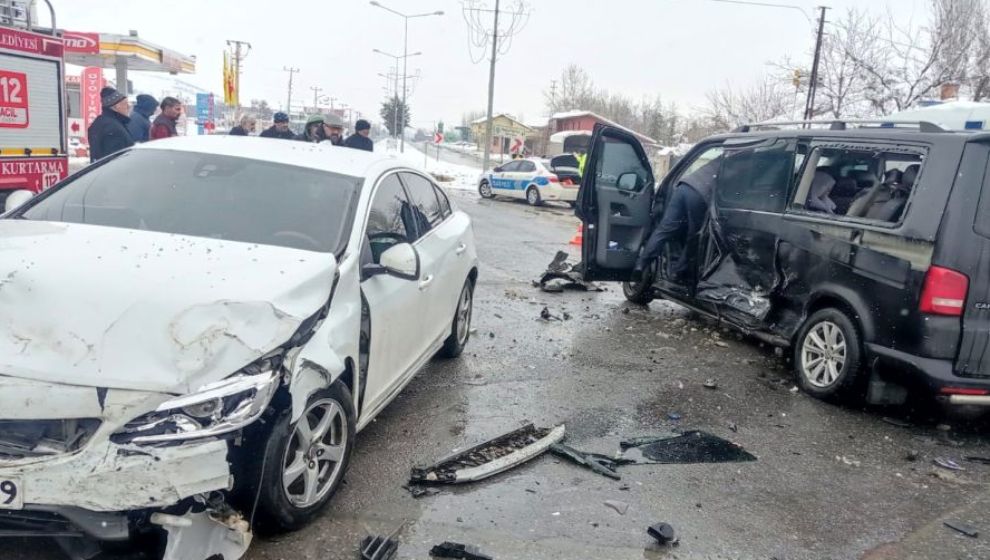 Malatya'da otomobil ile minibüsün çarpıştığı kazada 3 kişi yaralandı