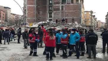 Malatya’da ağır hasarlı 6 katlı bina kendiliğinden yıkıldı