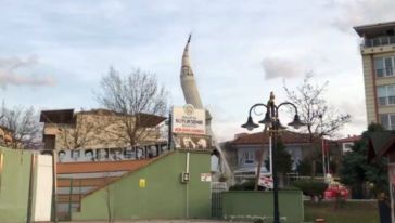 Malatya'da depremde hasar gören cami minaresi yıkıldı