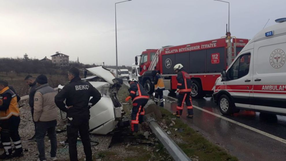 Malatya'da otomobil şarampole yuvarlandı, 3 yaralı