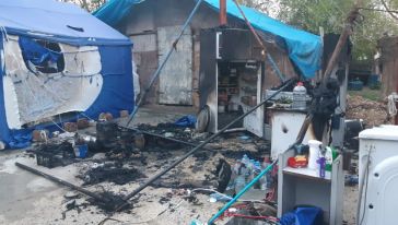 Malatya'da depremzede ailenin çadırı ve eşyaları yandı 