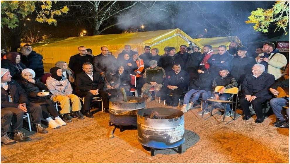 Bakan Özer, ziyaret ettiği Malatya'daki kampta türkü söyledi