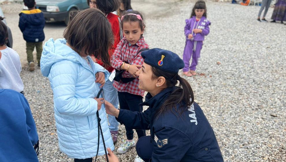 Jandarmadan Çadır Kentlere Bayram Ziyareti