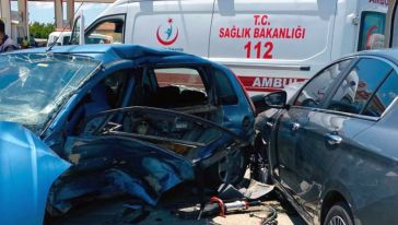 Malatya'da 2 otomobilin karıştığı kazada 3 kişi yaralandı 