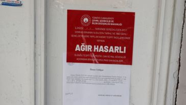 Malatya'da ağır hasarlı binaların girişine kırmızı etiket yapıştırıldı