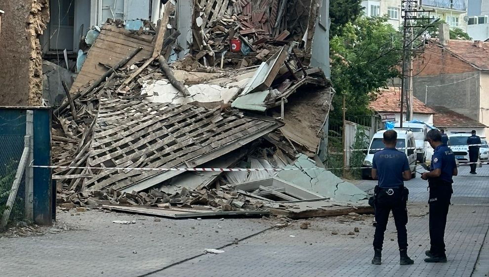 Ağır hasarlı 2 katlı ev yola yıkıldı