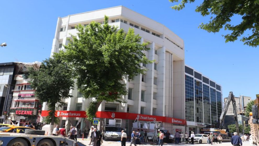 Malatya'da Ziraat Bankası da yıkıldı