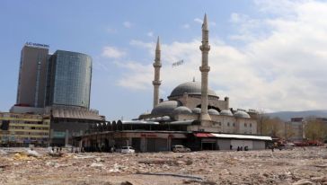 Deprem Malatya'da bir hatırayı daha yok ediyor, Söğütlü Camii'de yıkılıyor