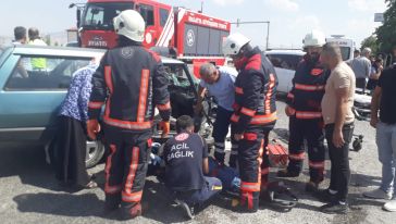 Malatya'da otomobil ile hafif ticari araç çarpıştı, 3 kişi yaralandı