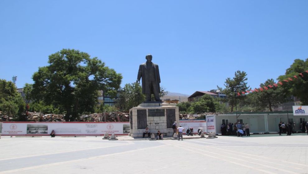 Malatya Hükümet Konağı Yıkıldı