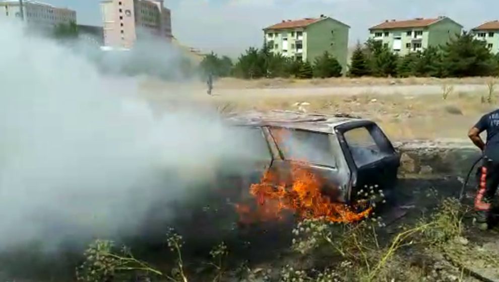 Malatya'da  yanan otomobil kullanılmaz hale geldi