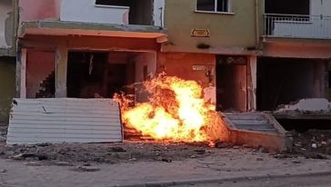 Malatya'da ağır hasarlı bir binada doğalgaz yangını çıktı