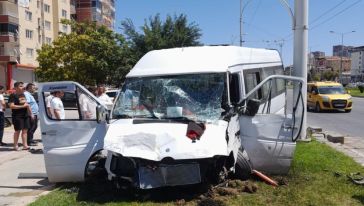 Malatya'da engellileri taşıyan minibüs kaza yaptı, 8 kişi yaralandı  