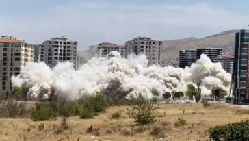 Malatya'da Yüksek Katlı Binalar Patlayıcı İle Yıkılıyor 