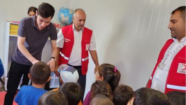 Malatya'da  depremzede ailelerin çocuklarına okul çanta seti hediye edildi