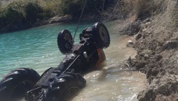 Malatya'da gölete uçan traktörün sürücüsü kurtuldu 