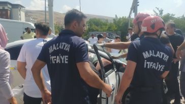 Malatya'da otomobil ile minibüsün çarpışması sonucunda 2 kişi yaralandı