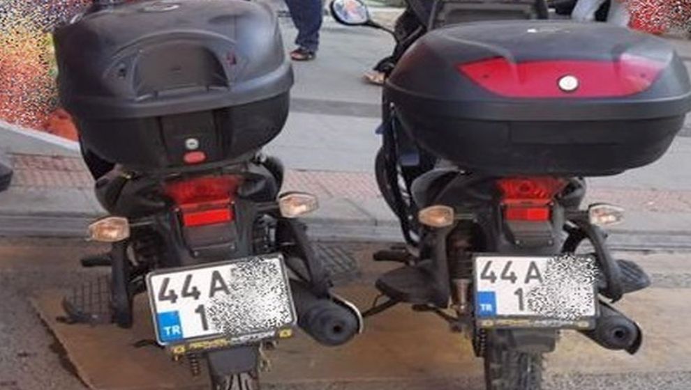 Aynı model iki motosiklete aynı plakalar takılıp yan yana park edilince...