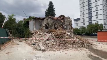 Malatya'da depremde boşaltılan 2 katlı bina çöktü 