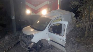 Malatya'da yük treni araca çarptı, 1 yaralı 