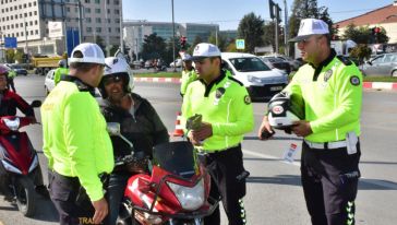 Trafik ekipleri bedava kask dağıttı