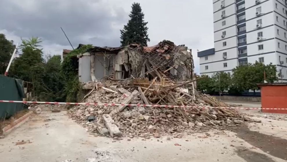 Malatya'da depremde boşaltılan 2 katlı bina çöktü