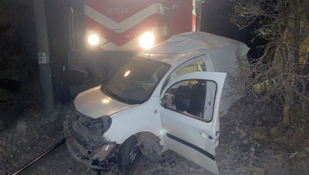 Malatya'da yük treni araca çarptı, 1 yaralı