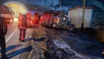 Malatya'da tünel girişinde tır arkadan kamyonete çarptı 