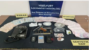 Uyuşturucu satıcıları polislerden kaçamadı 