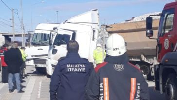Malatya'da kamyonlar çarpıştı, 1 yaralı 
