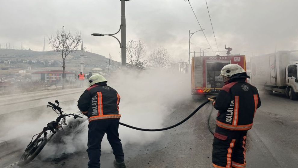 Motosiklet yangınına itfaiye ekibi müdahale etti