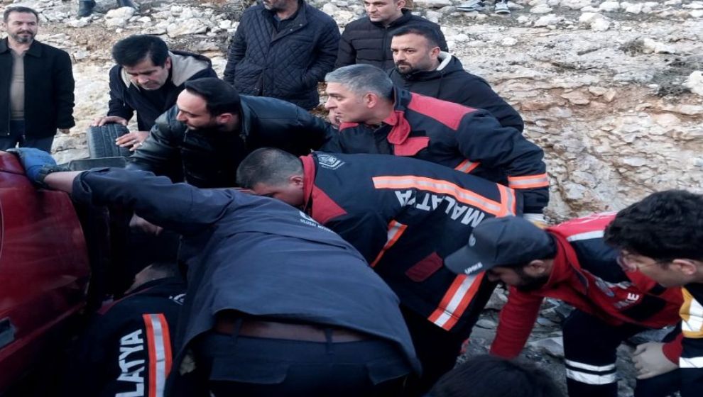 Otomobilin takla atarak ters dönmesi sonucu 4 kişi yaralandı