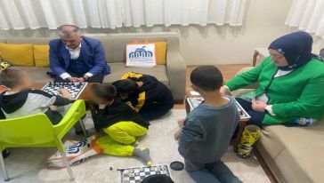 Vali Yazıcı çocuklarla birlikte iftar açıp, satranç oynadı 