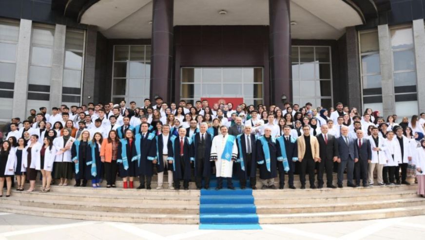 Malatya Turgut Özal Üniversitesi Tıp Öğrencileri Beyaz Önlüklerini Giydi