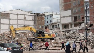 Pütürge ve Doğanyol'daki ağır hasarlı binaların yıkım süreci başlatıldı